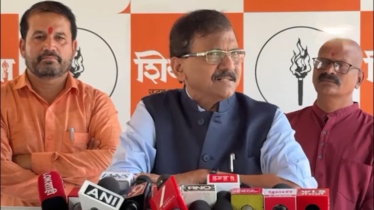 देवेंद्र फडणीस यांनी आशा वाचाळ वीर महाराजांना लगाम लावावी भाजपच्या कार्यक्रमात महामानव यांचा अपमान कसा होतो -संजय राऊत