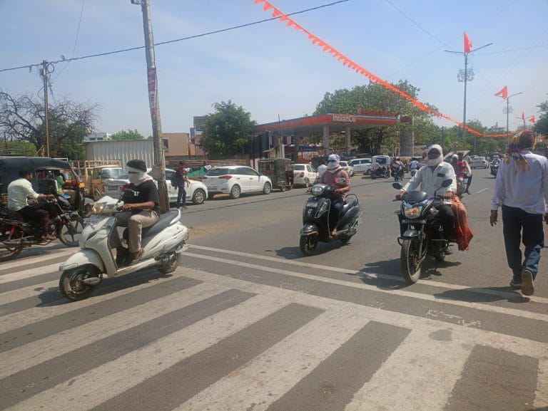 पंतप्रधानांच्या आवाहनानंतर बुलढाण्यात पेट्रोलसाठी धावपळ; जयस्तंभ चौकात मोठी कोंडी